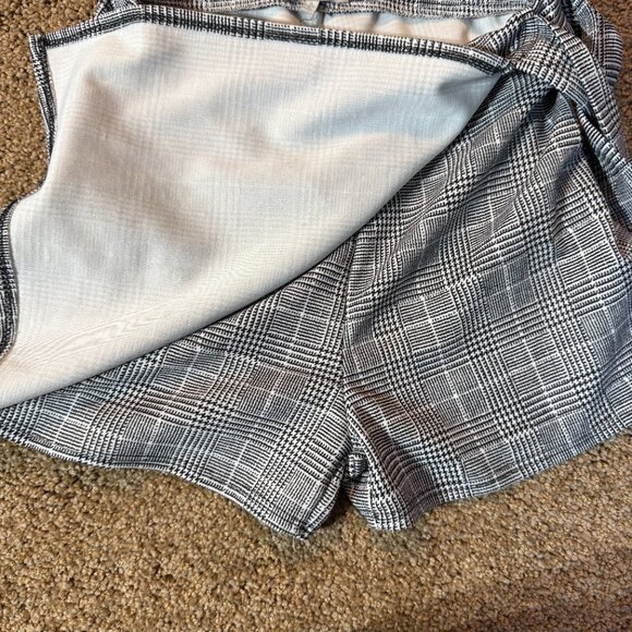 Charlotte Russe Black White Plaid Tie Front Pull On Skort Size S - Picture 6 of 6
